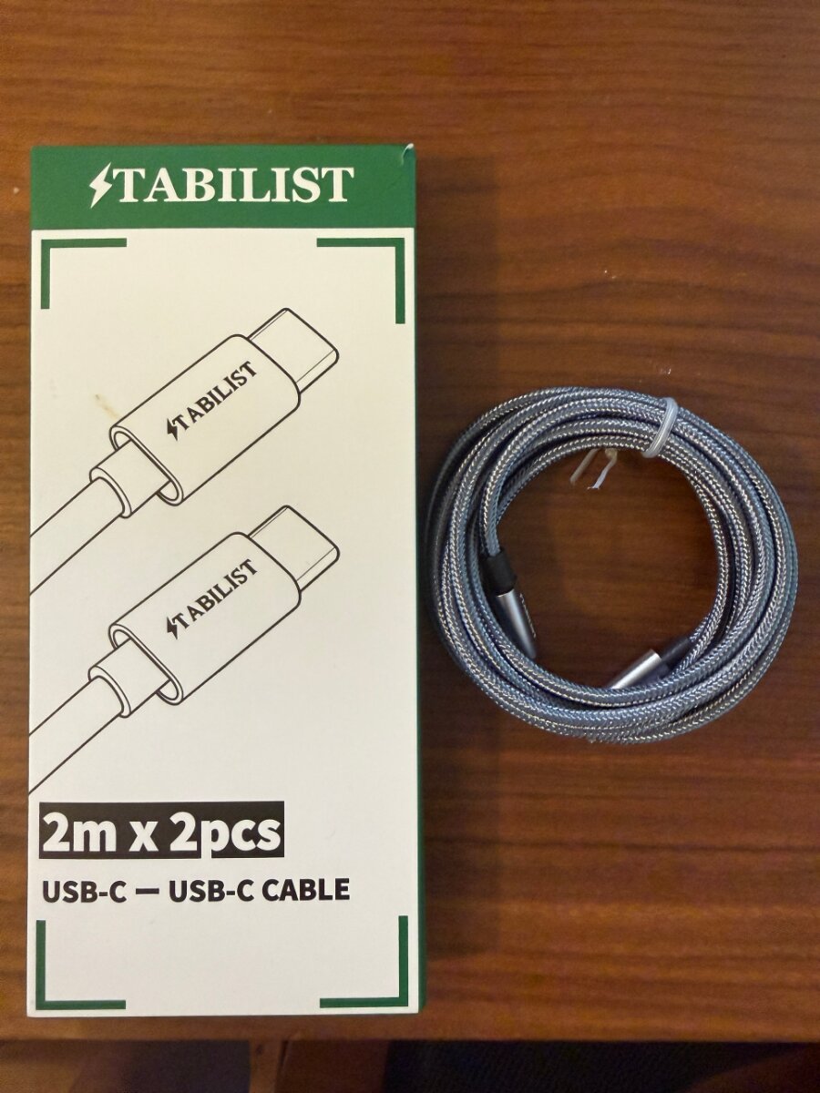 STABILIST USB-C to USB-C ケーブル 2m×2本組の箱と、ナイロン編みのシルバーグレーのケーブル